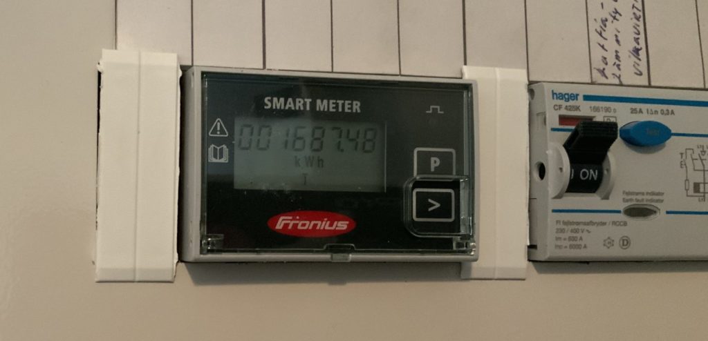 Smart meter tracks our used electricity